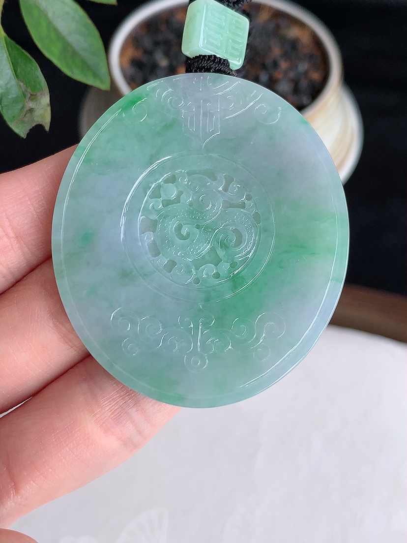 天然A货翡翠飘绿龙牌吊坠  
尺寸50.4-44.2-4.8mm 重量35.22g 0501