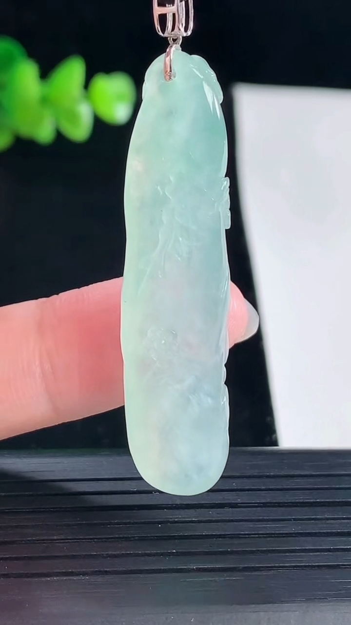 天然A货翡翠梅花鹿吊坠，尺寸47-11.5-8重量:8.36g
5月5日