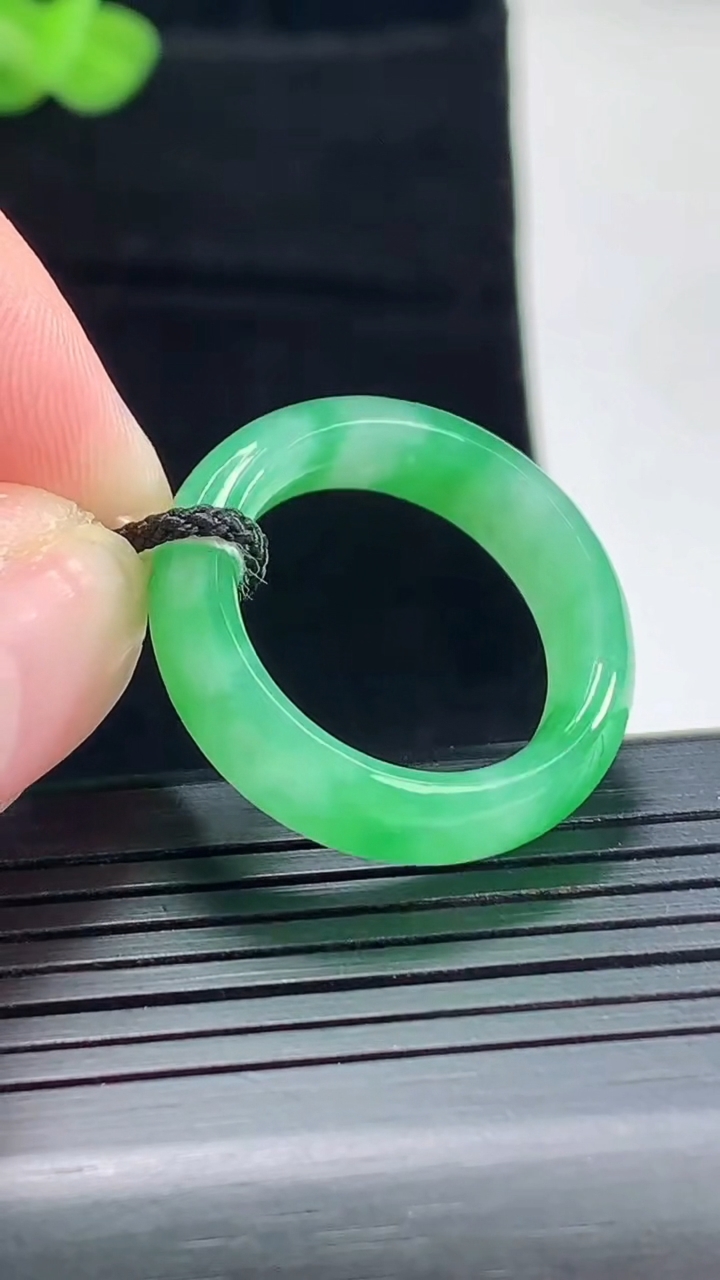 天然A货翡翠玉指环 戒指，尺寸18.3-6.5-3.8重量:4.63g2026年5月5日
工厂直销收藏佳品,种好水足，色泽均匀，有种有色，上手高大气！