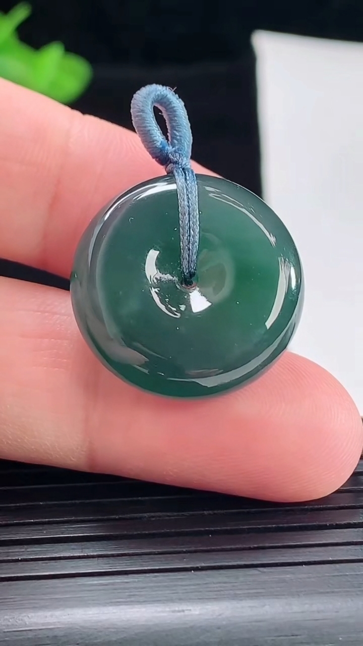 天然A货翡翠蓝水平安扣吊坠，尺寸23-7.2重量:8.39g
5月5日