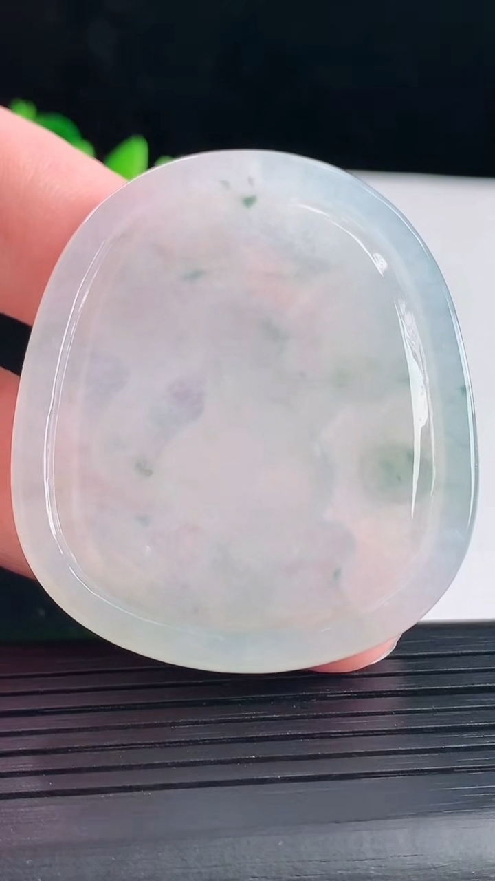 天然A货翡翠飘花生肖猴吊坠，尺寸52-45-5.9重量:23.63g
5月5日