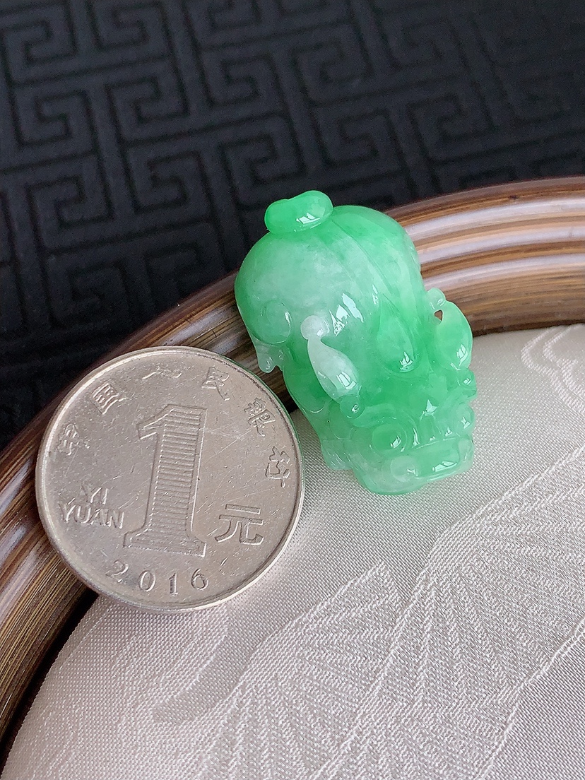 天然A货翡翠满绿招财貔貅吊坠 
尺寸28.3-17.5-11.5mm 重量12.73g 0501