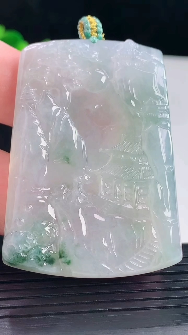 天然A货翡翠牌吊坠，尺寸55-39.5-5重量:29.61g
5月5日
