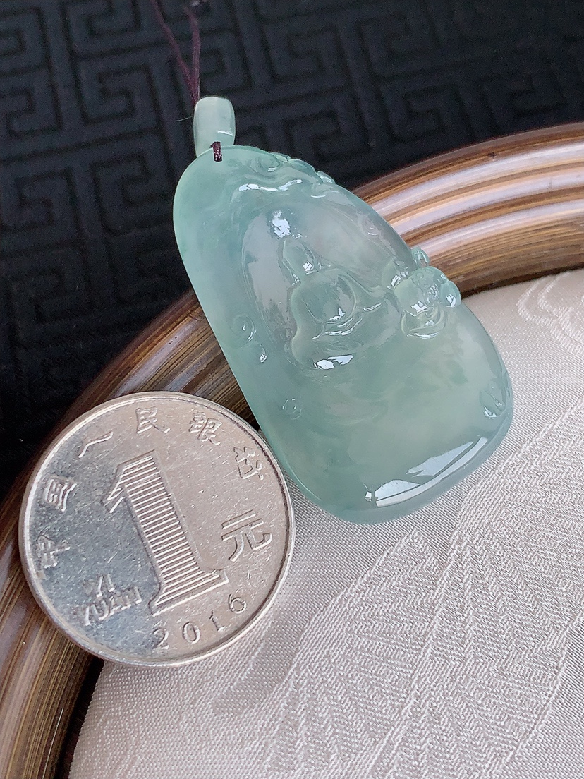 天然A货翡翠晴水无相观音吊坠 
尺寸40.2-23.8-5.5mm 重量13.08g 0501