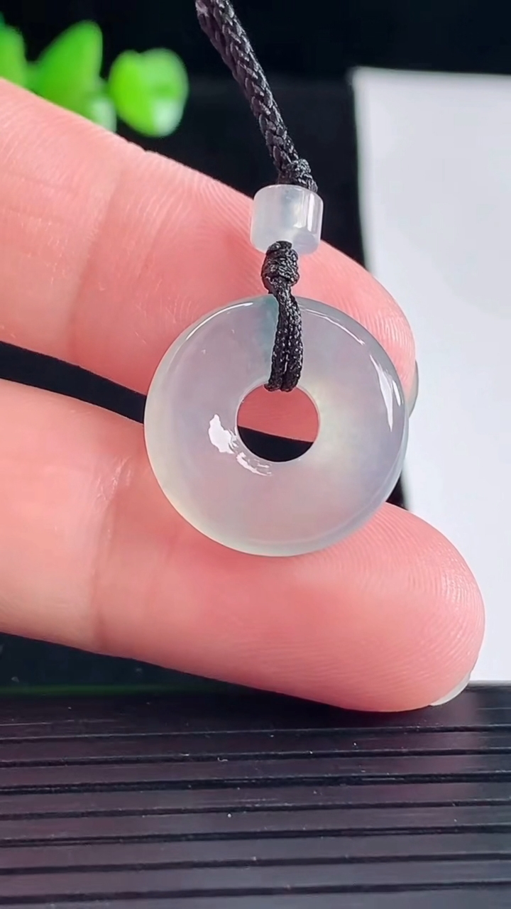 天然A货翡翠平安环吊坠，尺寸19-4重量:2.96g
5月5日