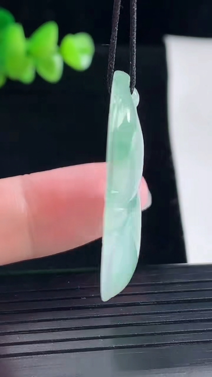 天然A货翡翠葫芦吊坠，尺寸38-24-5.6重量:8.77g
5月5日