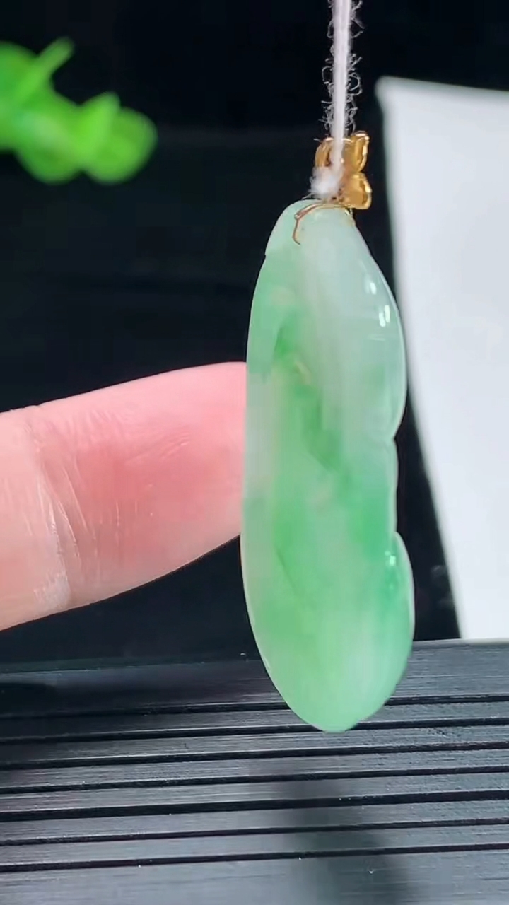 天然A货翡翠如意吊坠，尺寸34.6-20-6重量:8.52g
5月5日
