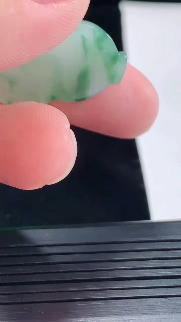 天然A货翡翠葫芦吊坠，尺寸27-21-6.5重量:6.70g
5月5日
