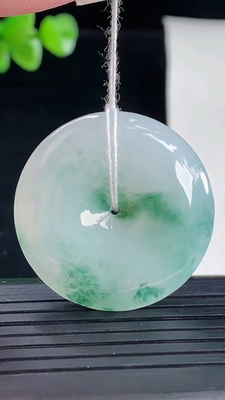 天然A货翡翠飘花平安扣吊坠，尺寸31-6.2重量:11.71g
5月5日