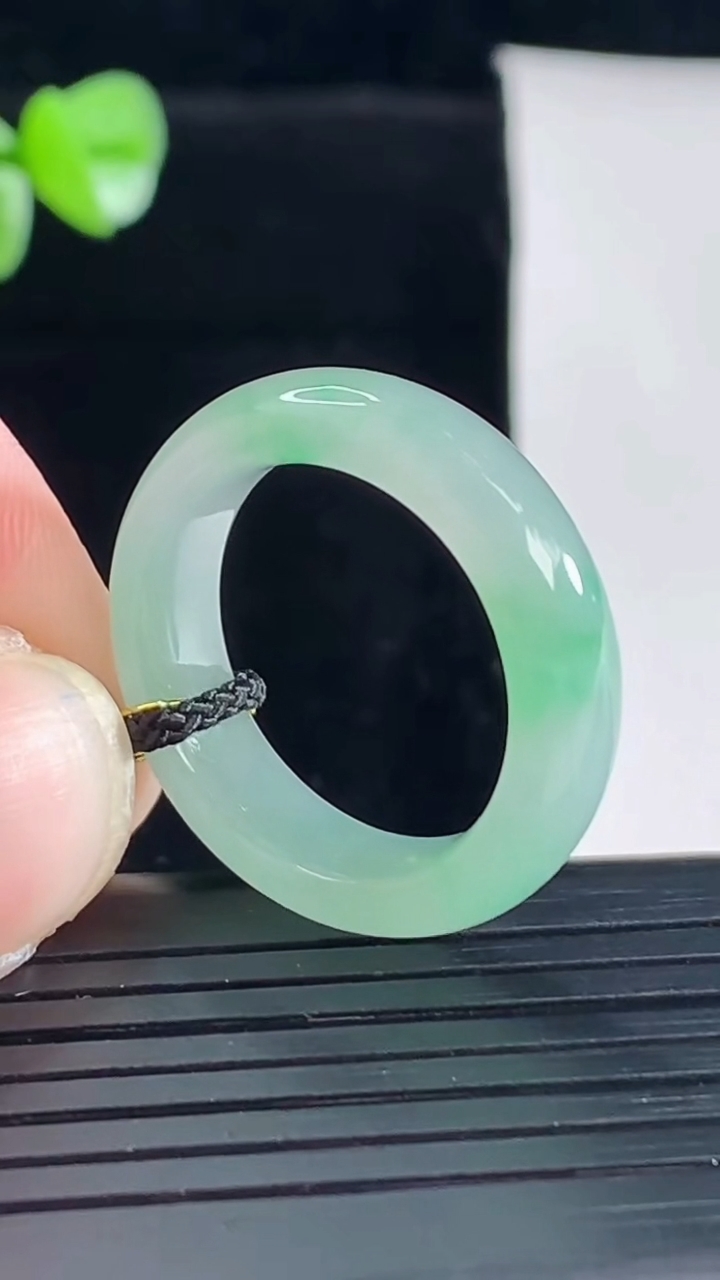天然A货翡翠玉指环 戒指，尺寸18.6-6-4重量:4.39g2026年5月5日
工厂直销收藏佳品,