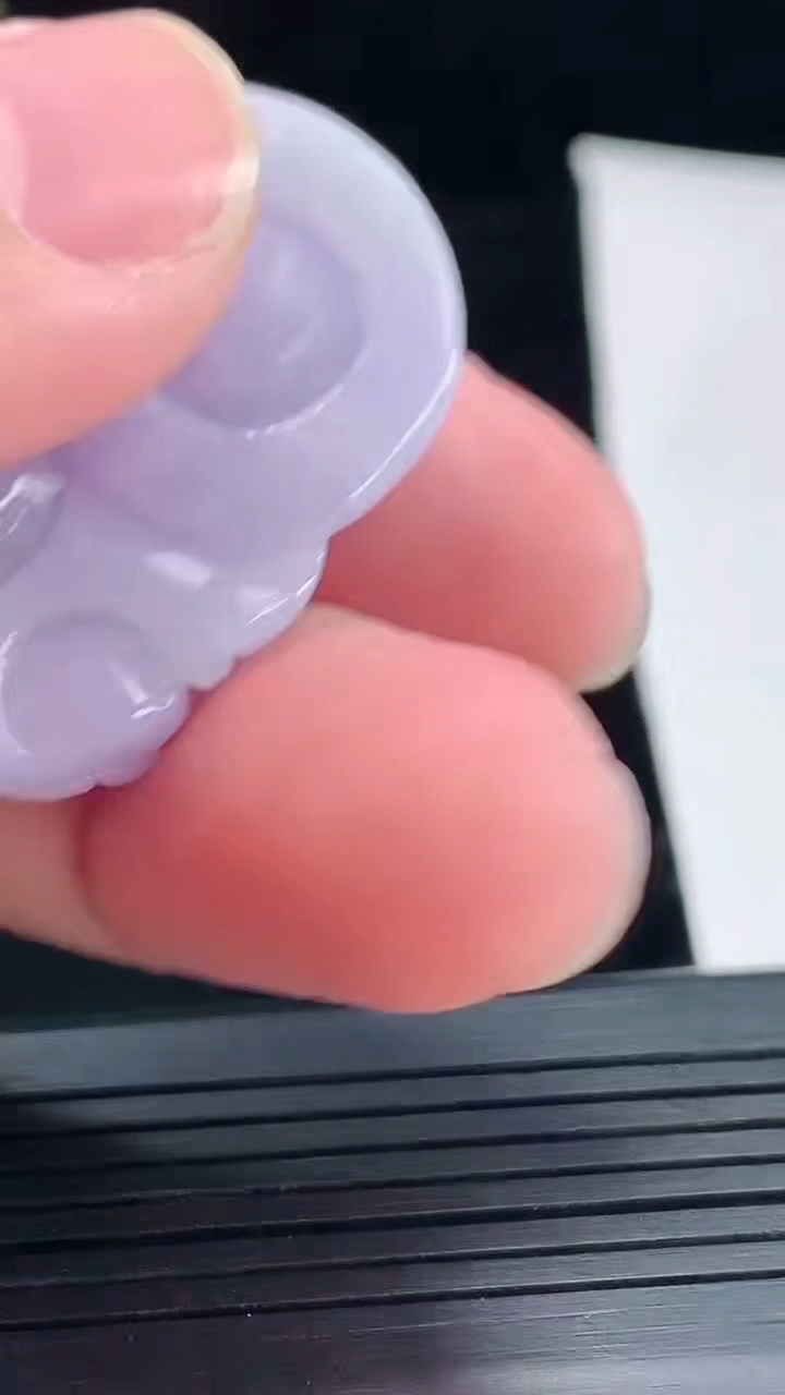 天然A货翡翠紫罗兰佛公吊坠，尺寸37.6-36-12.5重量:26.00g
5月5日