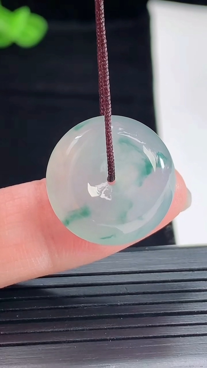 天然A货翡翠冰种飘花平安扣吊坠，尺寸19-7.8重量:5.56g
5月5日