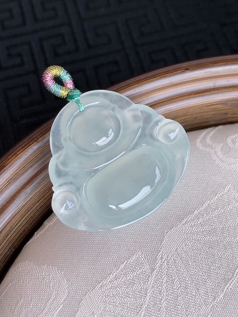 天然A货翡翠白冰白月光佛公吊坠 
尺寸26.5-30-5.5mm 重量7.36g 0501