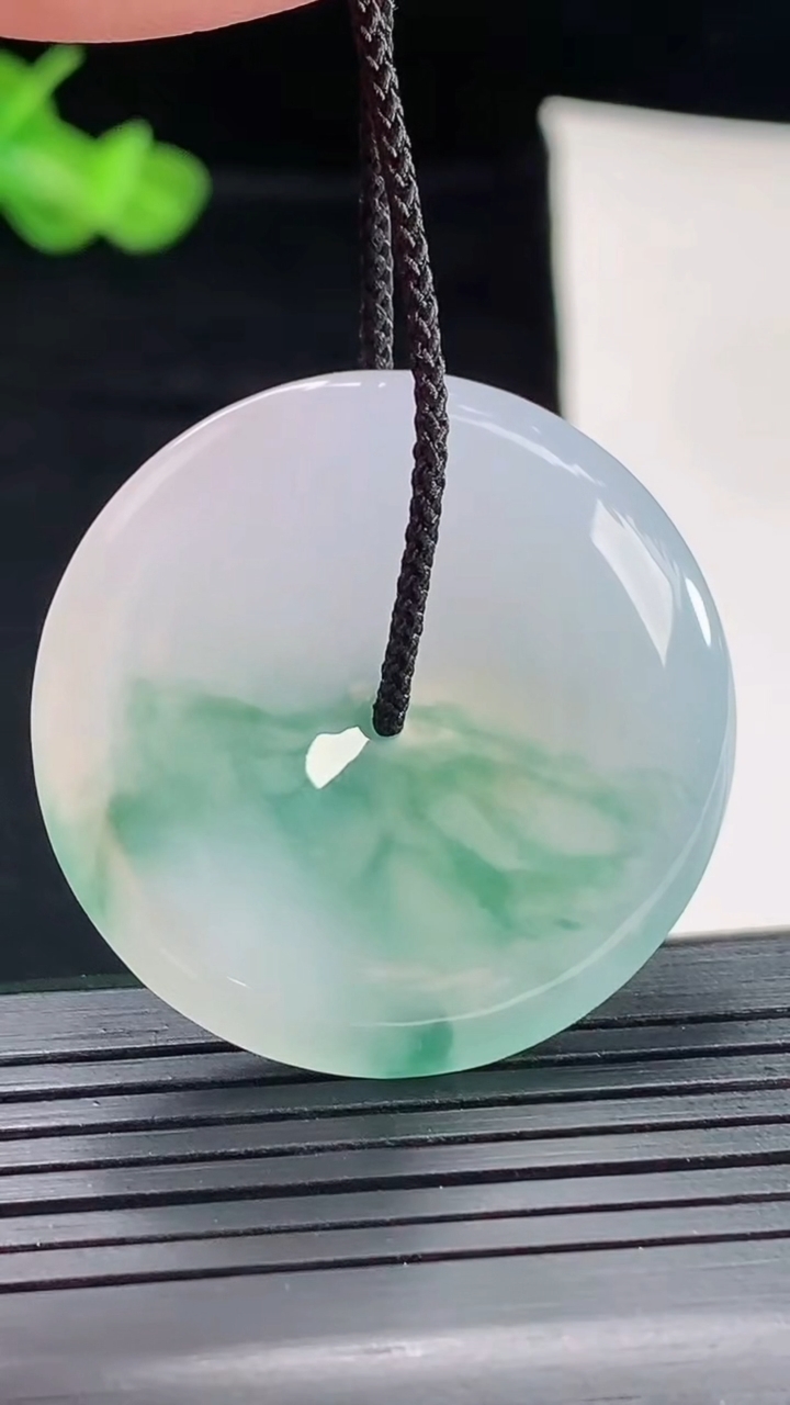 天然A货翡翠冰种飘花平安扣吊坠，尺寸35-5.5重量:14.25g
5月5日