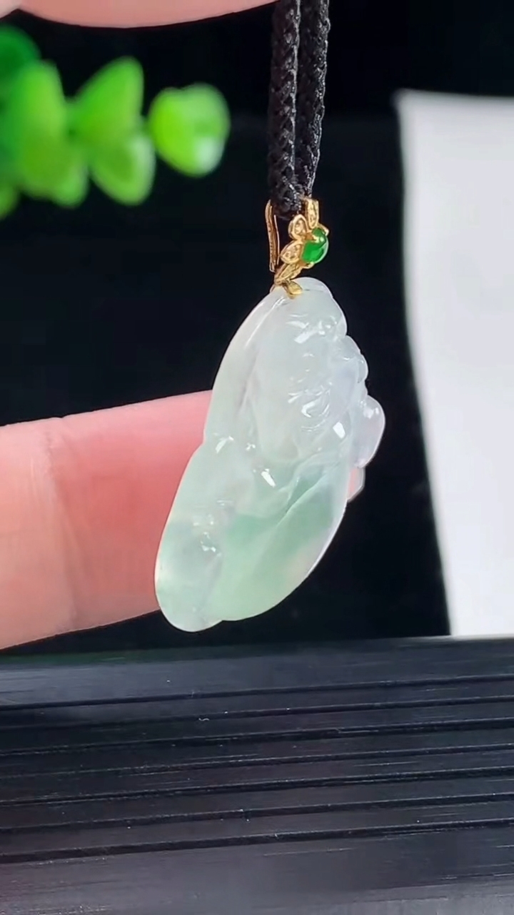 天然A货翡翠种飘花佛公吊坠，尺寸24-25-4.5重量:4.50g
5月5日