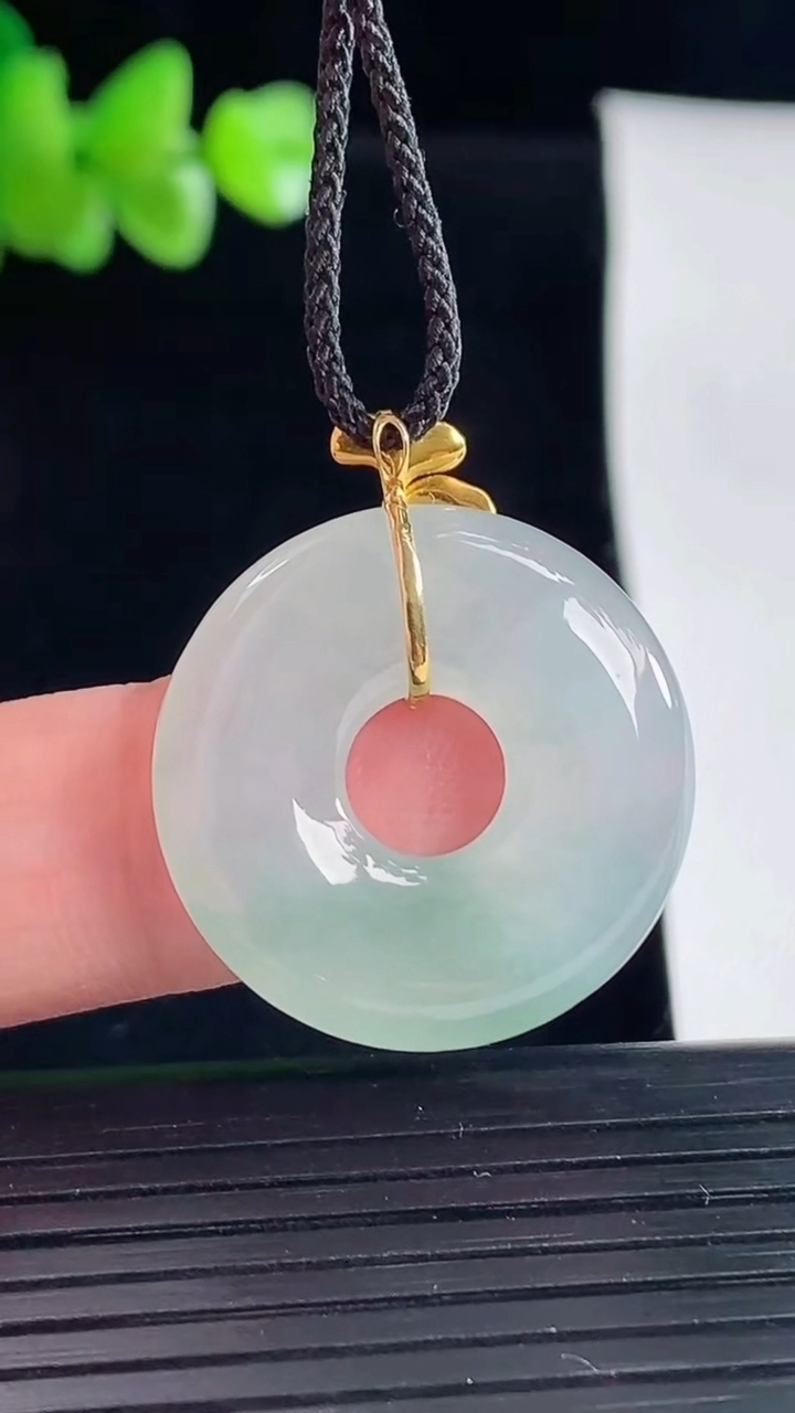 天然A货翡翠平安环吊坠，尺寸24-5.2重量:6.06g
5月5日