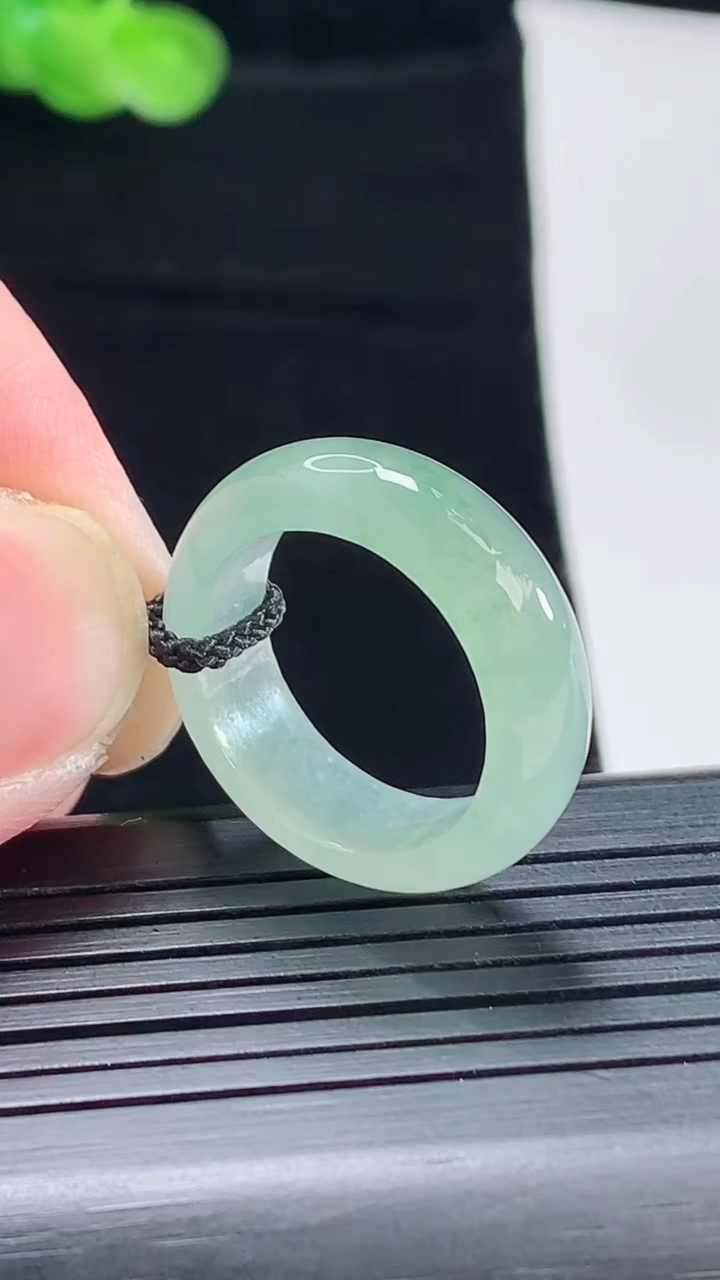 天然A货翡翠玉指环 戒指，尺寸17.6-7-3.3重量:4.08g2026年5月5日
工厂直销收藏佳