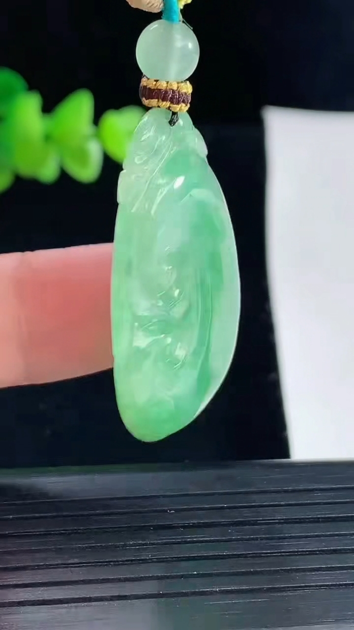 天然A货翡翠如意吊坠，尺寸35.5-25-5重量:8.81g
5月5日