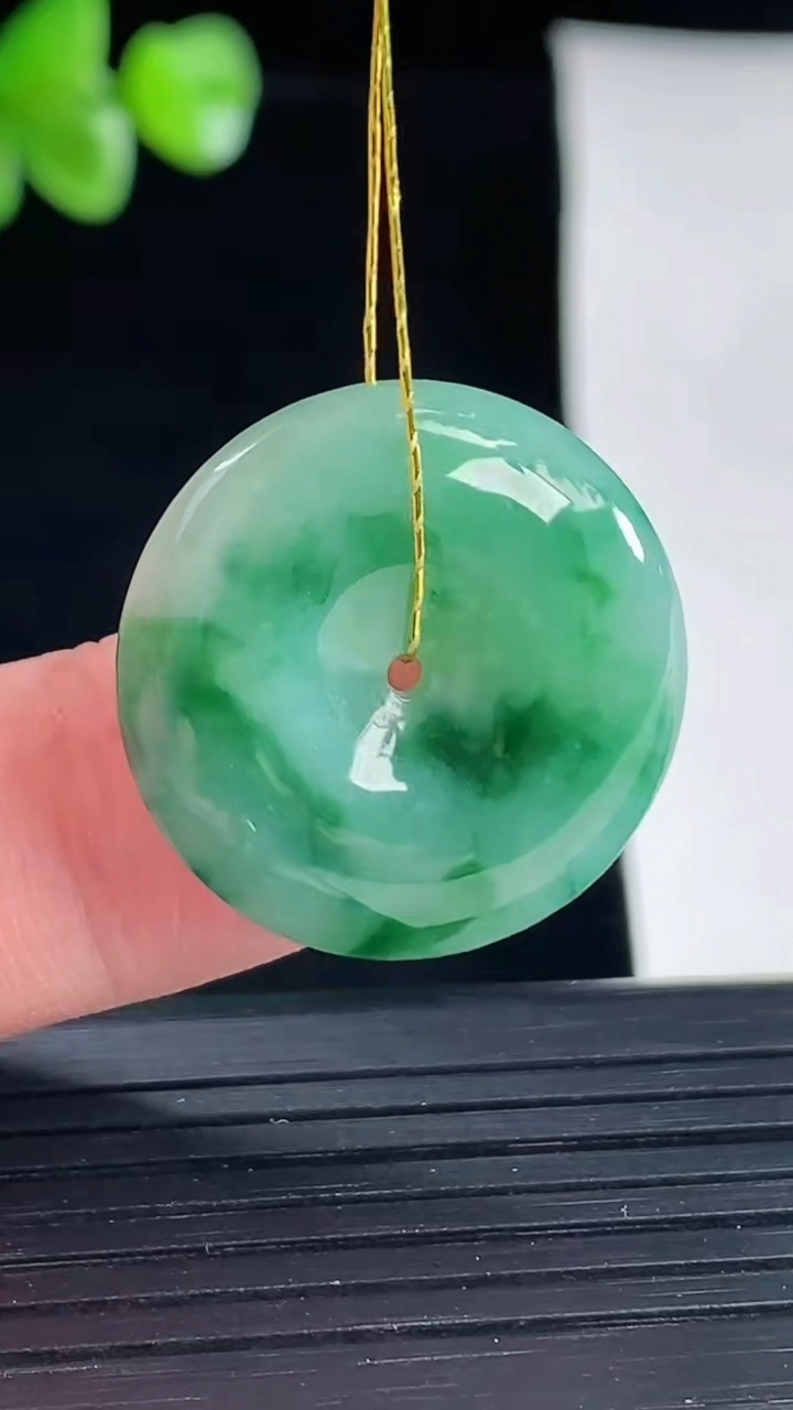 天然A货翡翠平安扣吊坠，尺寸22.8-5.8重量:5.89g
5月5日