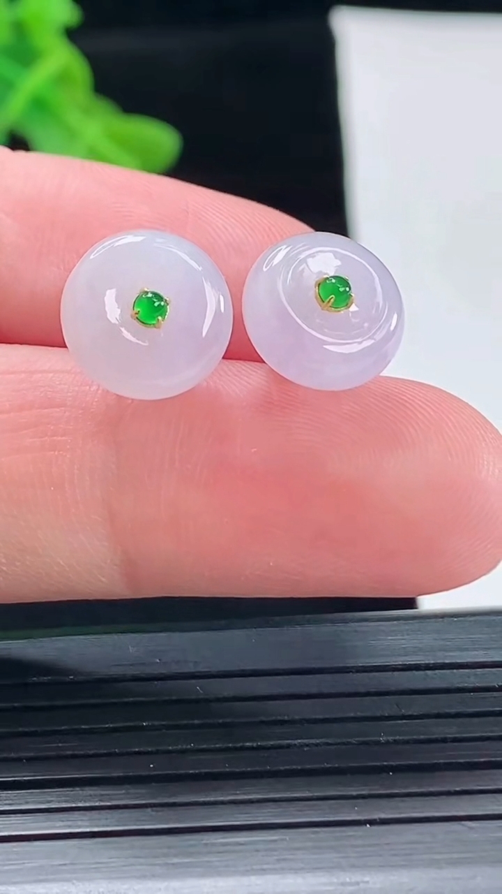 天然A货翡翠18k金紫罗兰算盘珠耳钉，尺寸11-4.8重量:2.85g5月5日
工厂直销收藏佳品,种好水足，色泽均匀，有种有色，上手高大气！