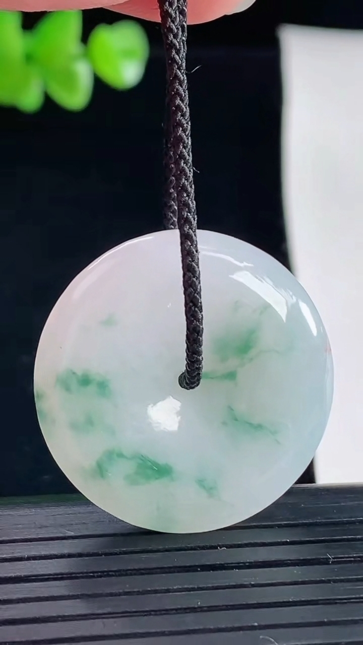 天然A货翡翠飘花平安扣吊坠，尺寸29-5.5重量:9.23g
5月5日