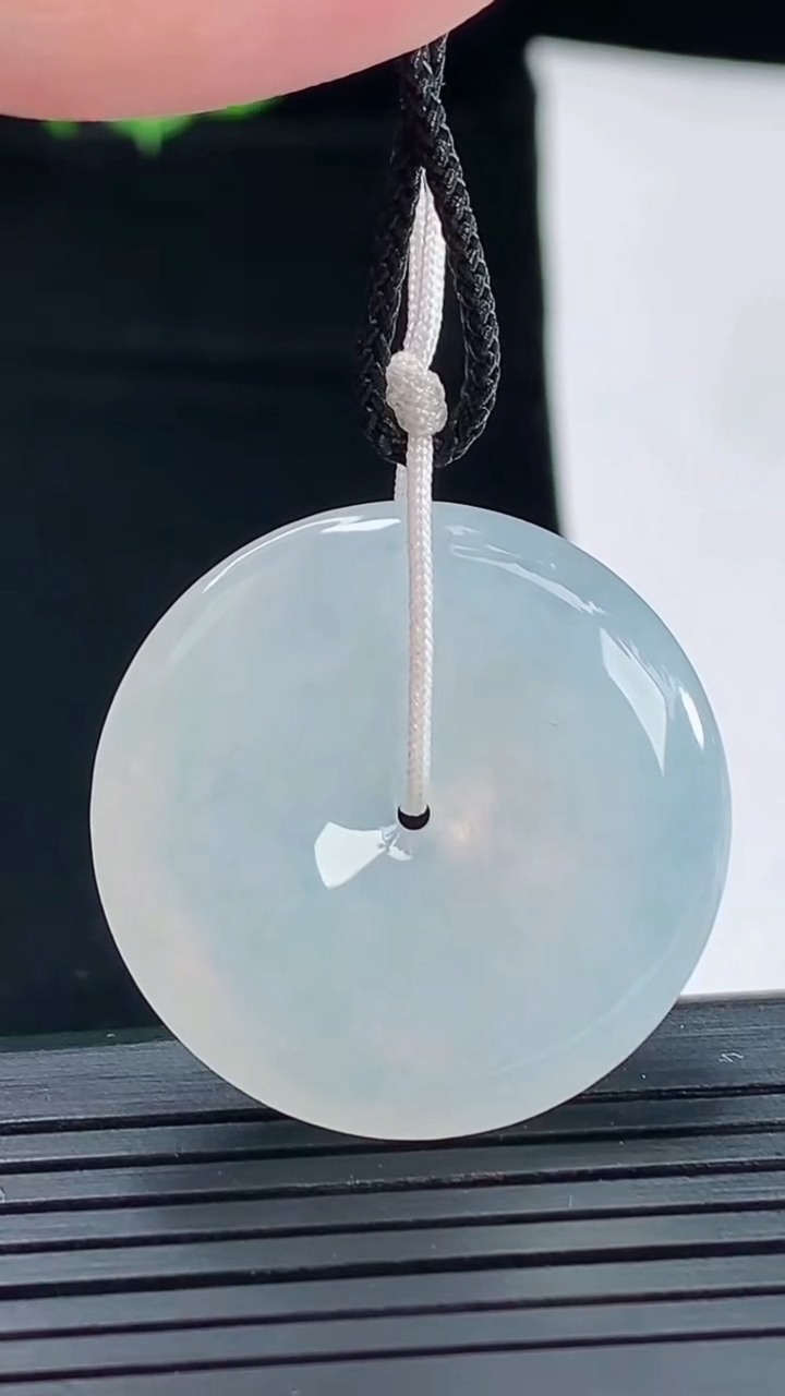 天然A货翡翠平安扣吊坠，尺寸29-5.2重量:9.49g
5月5日