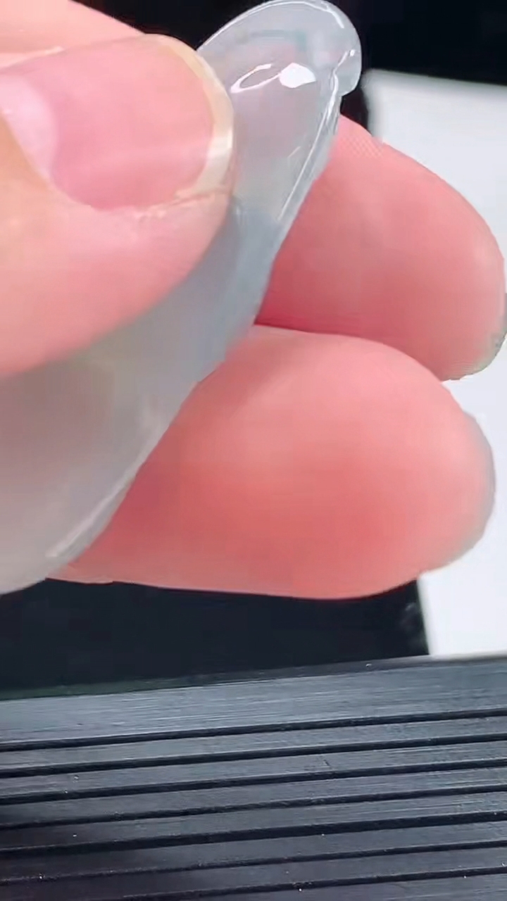 天然A货翡翠福豆吊坠，尺寸42-17-7重量:7.96g
5月5日
