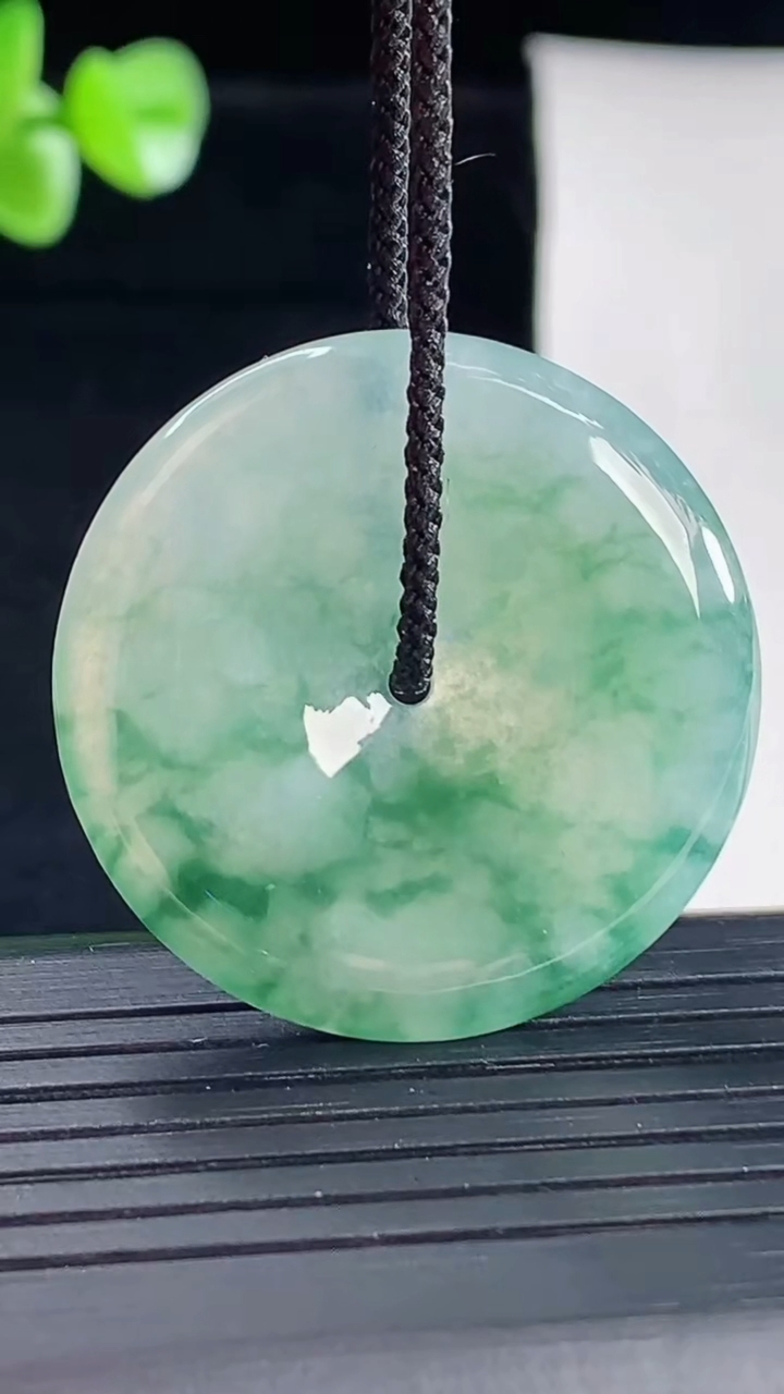 天然A货翡翠冰种飘花平安扣吊坠，尺寸31-4.5重量:9.20g
5月5日
