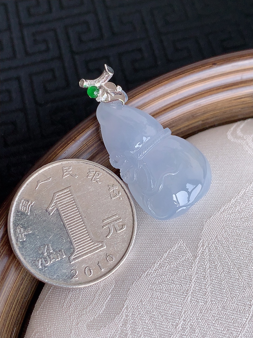 天然A货翡翠18K金镶嵌紫罗兰葫芦吊坠 
尺寸34-27.5-16.5-6.5mm 重量6.10g 