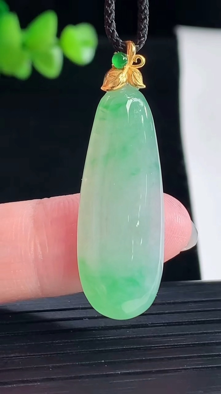 天然A货翡翠福瓜吊坠，尺寸32-13-5重量:4.27g
5月5日