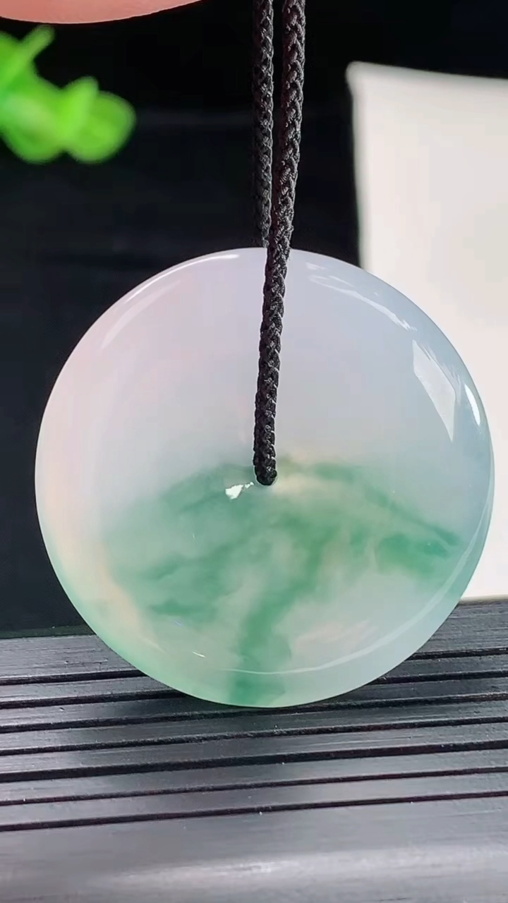 天然A货翡翠冰种飘花平安扣吊坠，尺寸35-5.5重量:14.25g
5月5日