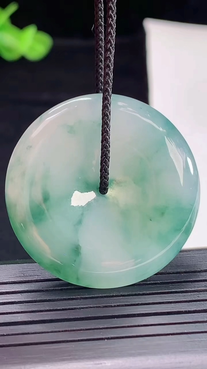天然A货翡翠冰种飘花平安扣吊坠，尺寸35.5-6重量:15.27g
5月5日