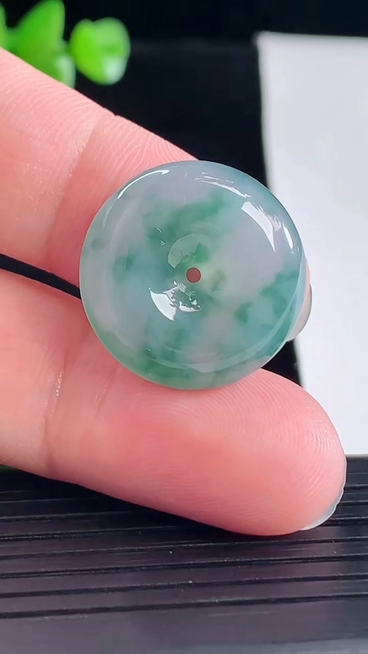 天然A货翡翠冰种飘花平安扣吊坠，尺寸21.5-6.2重量:5.56g
5月5日