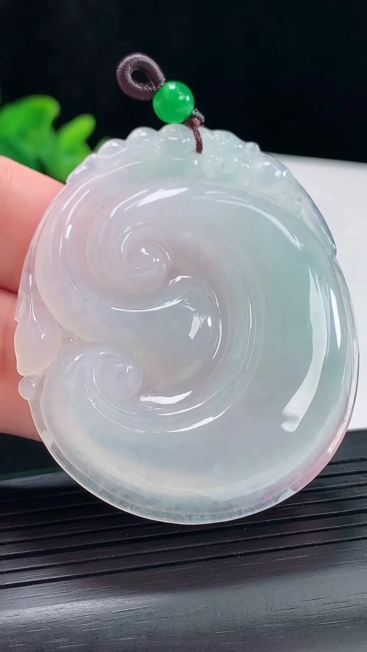 天然A货翡翠如意吊坠，尺寸55-46.6-7重量:30.09g
5月5日