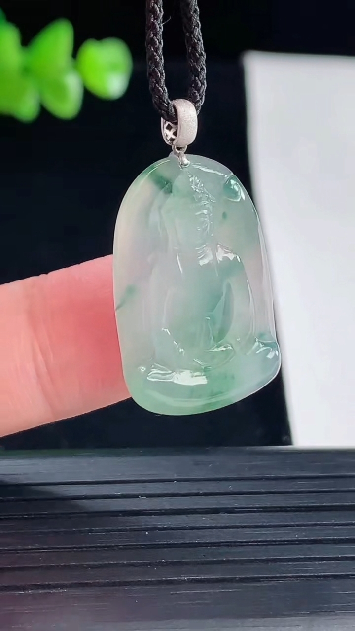 天然A货翡翠种飘花素衣观音吊坠，尺寸26-16-4.5重量:4.18g
5月5日