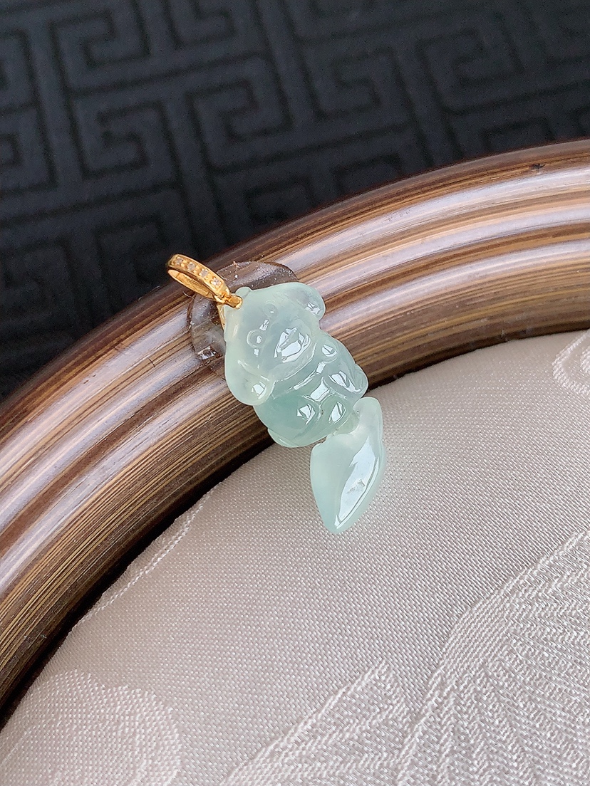 天然A货翡翠18K金扣头白冰白月光生肖猴吊坠 
尺寸22-8-5.5mm 重量1.85g 0501