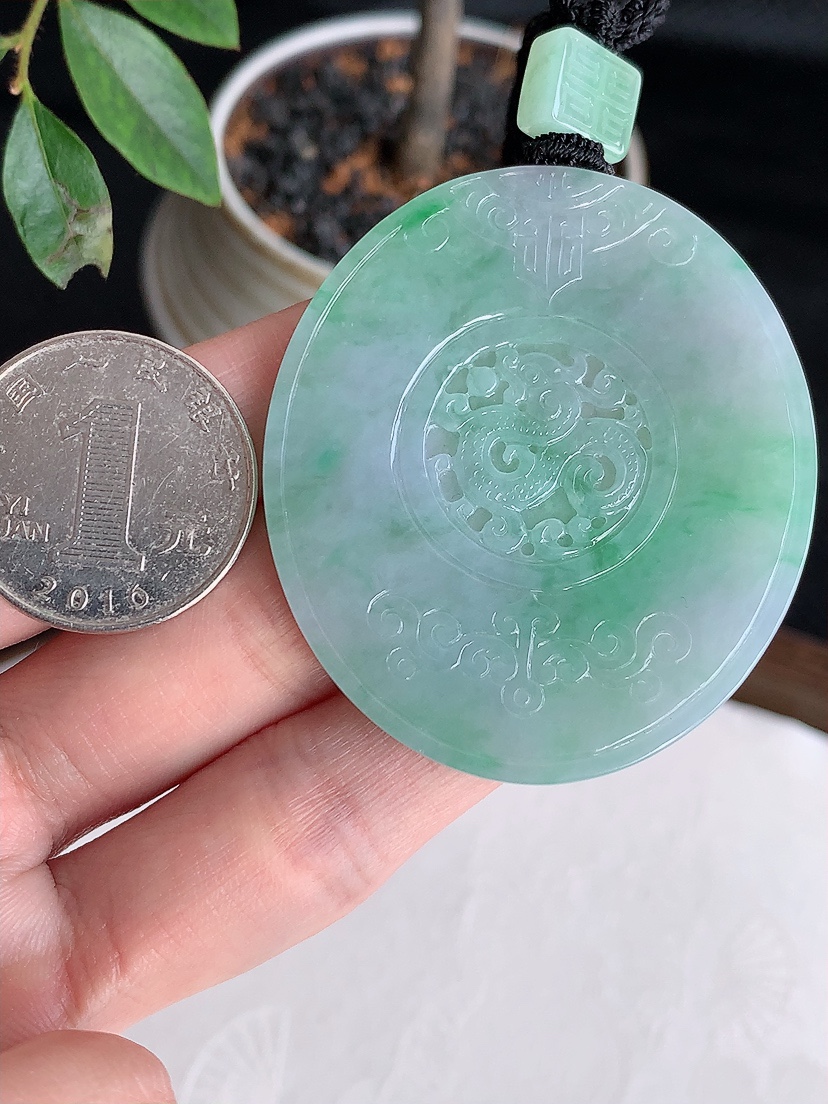 天然A货翡翠飘绿龙牌吊坠  
尺寸50.4-44.2-4.8mm 重量35.22g 0501