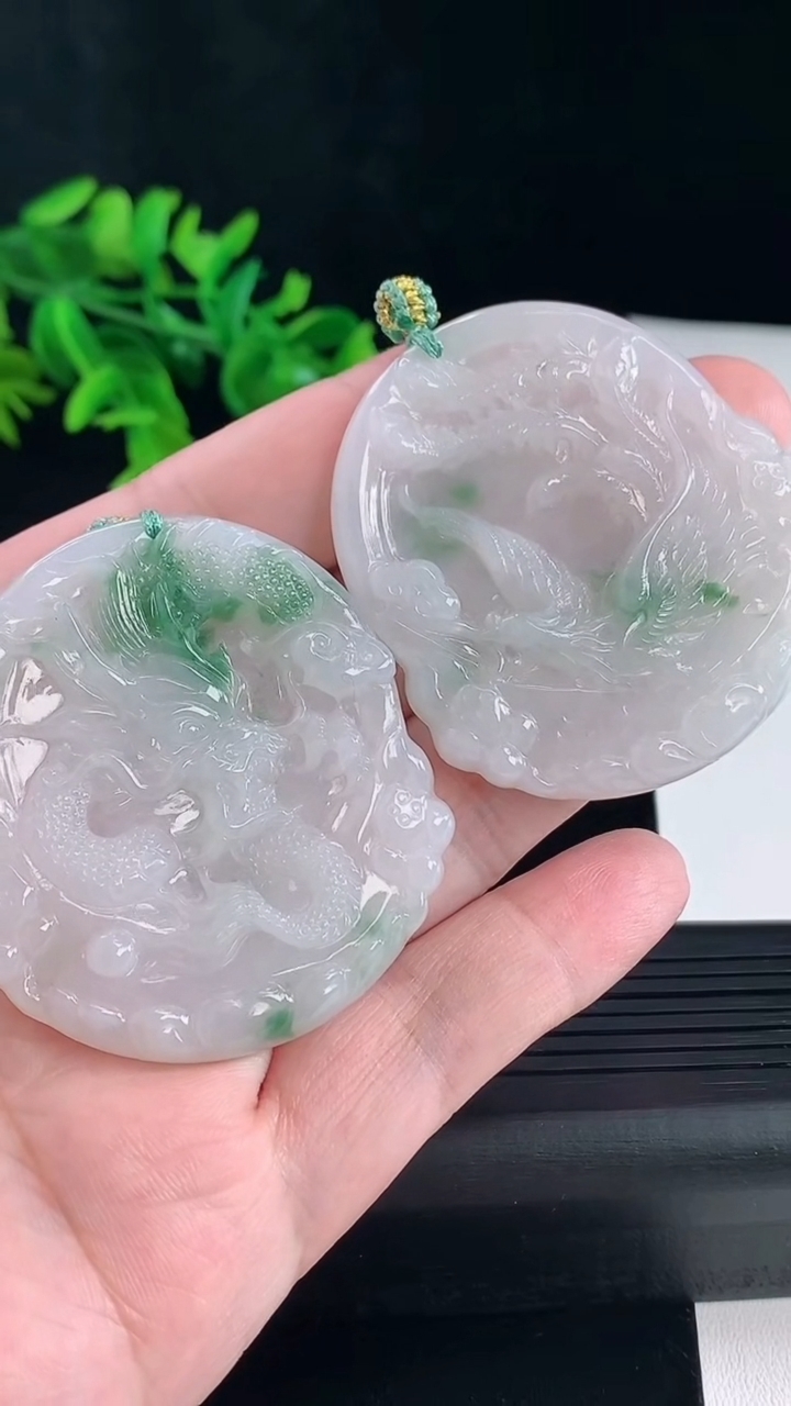 天然A货翡翠飘花龙凤呈祥吊坠一对，尺寸53-49.5-5.5重量:49.39g
5月5日
