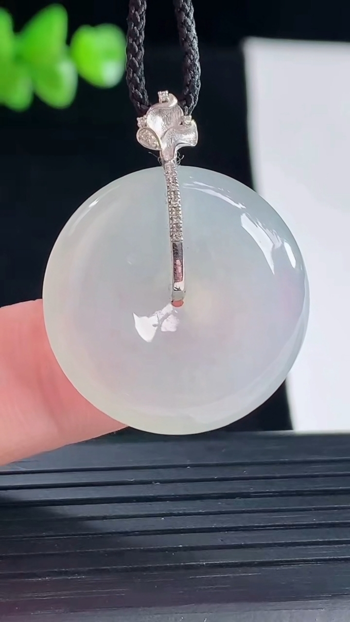 天然A货翡翠平安扣吊坠，尺寸24.6-6重量:7.65g
5月5日