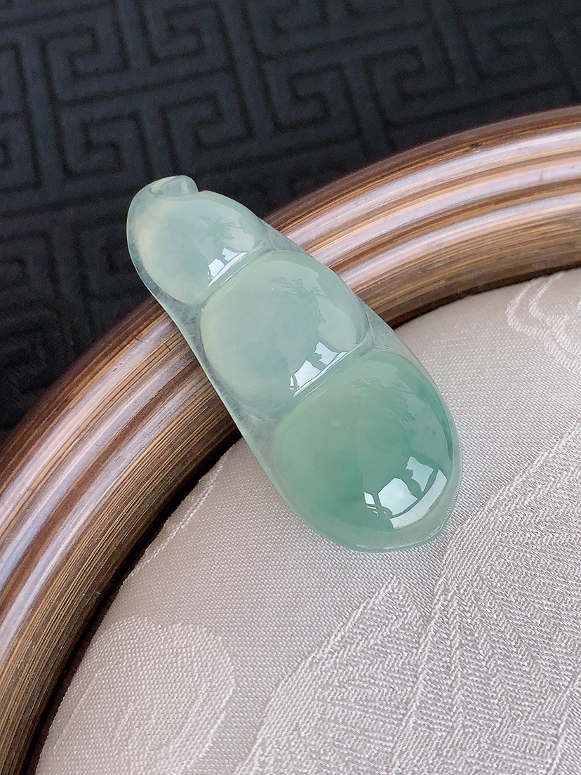 天然A货翡翠飘花四季豆福豆平安豆吊坠 
尺寸38.8-16.2-6mm 重量7.46g 0501