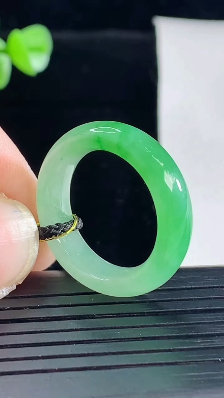 天然A货翡翠玉指环 戒指，尺寸18-6-4.2重量:4.39g2026年5月5日
工厂直销收藏佳品,