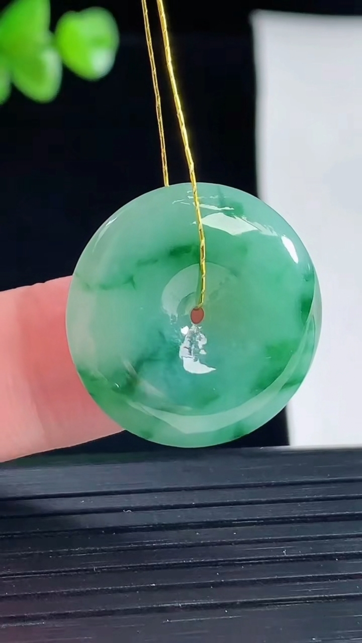 天然A货翡翠平安扣吊坠，尺寸22.8-5.8重量:5.89g
5月5日