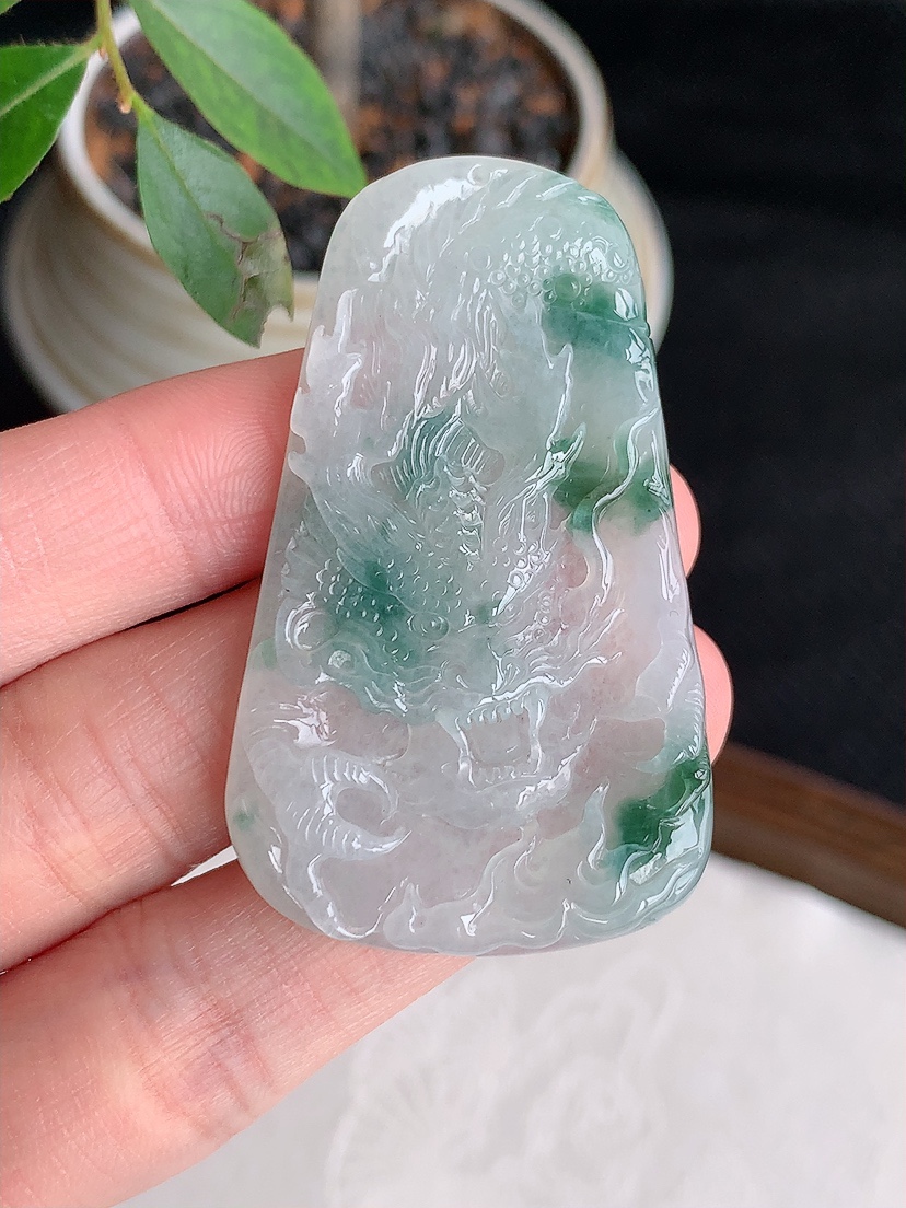 天然A货翡翠飘花龙牌吊坠 
尺寸50.6-30-4.8mm 重量16.33g 0501