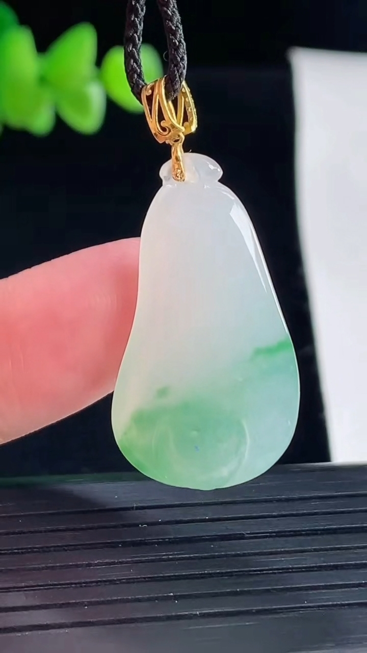 天然A货翡翠18k金飘花福瓜吊坠，尺寸29-17-6重量:5.68g
5月5日