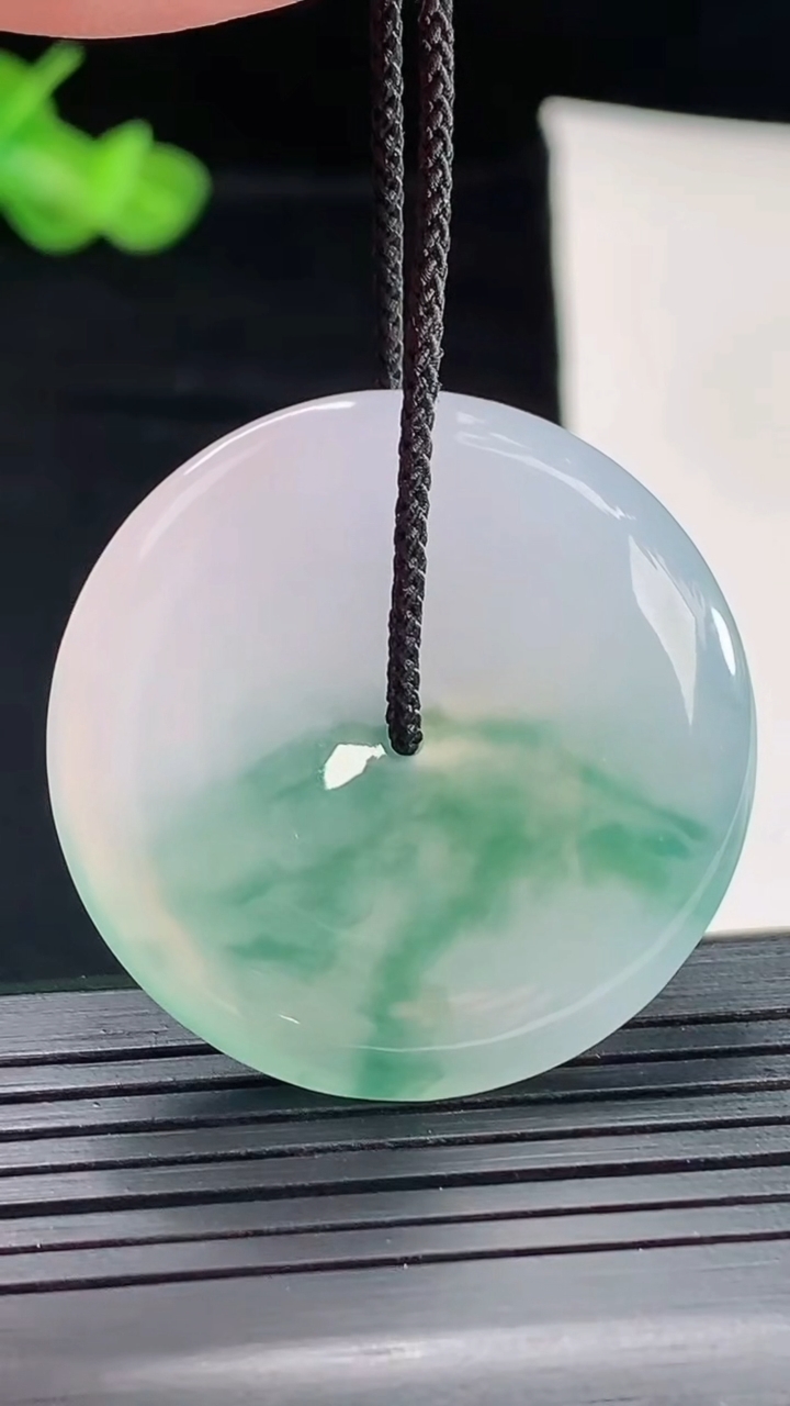天然A货翡翠冰种飘花平安扣吊坠，尺寸35-5.5重量:14.25g
5月5日