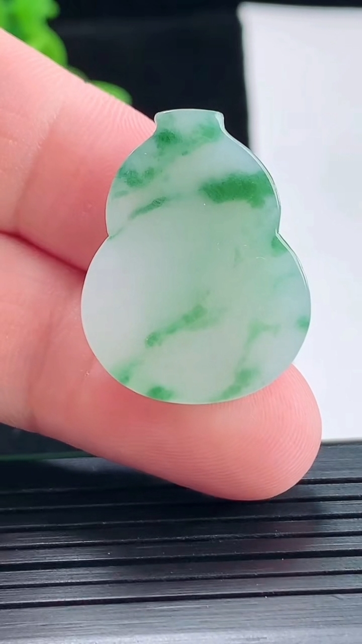 天然A货翡翠葫芦吊坠，尺寸27-21-6.5重量:6.70g
5月5日