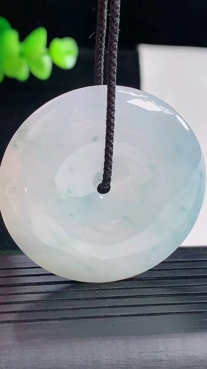 天然A货翡翠冰种飘花平安扣吊坠，尺寸40-6.5重量:21.19g
5月5日