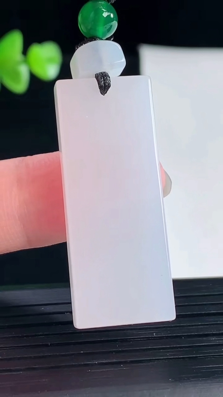 天然A货翡翠紫罗兰仿古无事牌吊坠，尺寸39-15-6重量:12.40g
5月5日