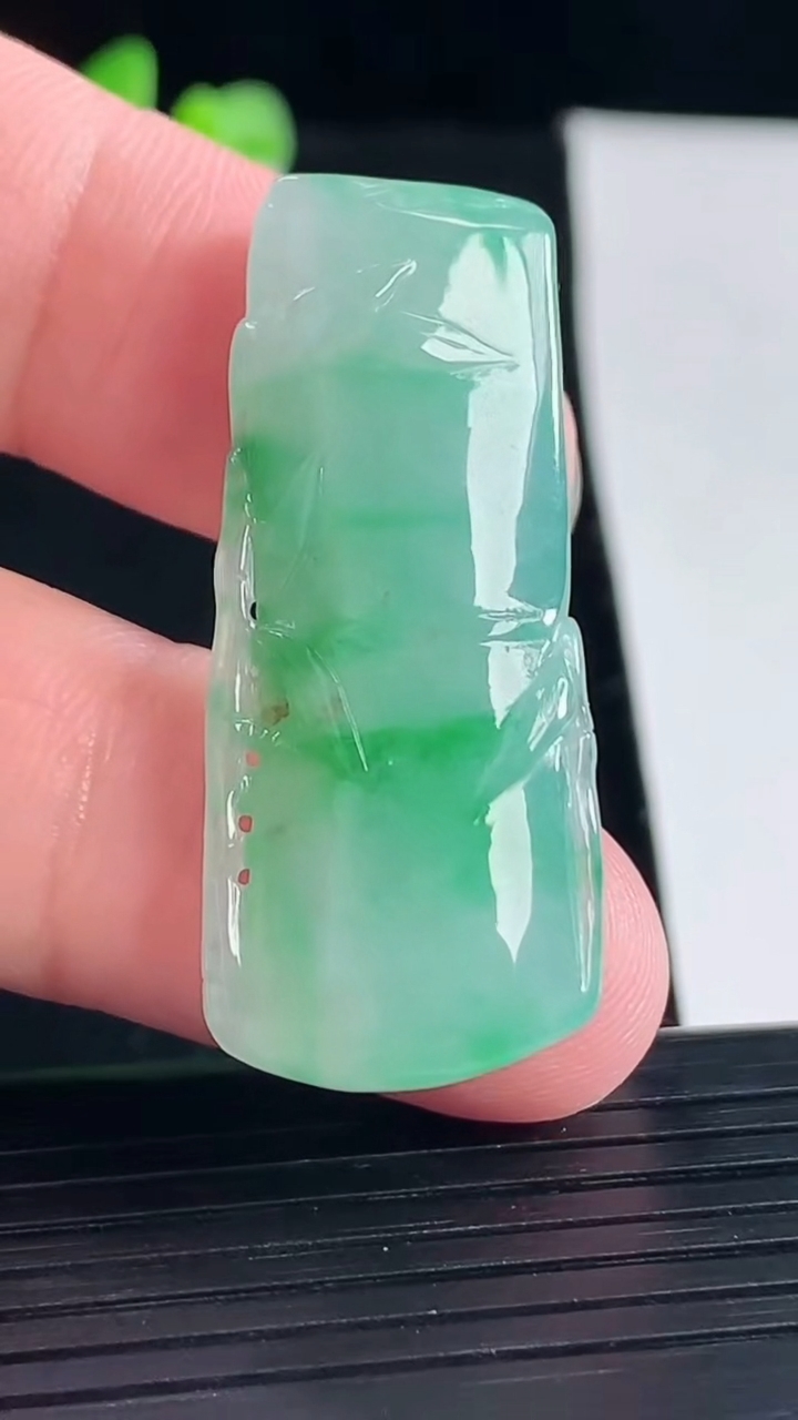天然A货翡翠节节高升 竹节吊坠，尺寸40-17-8.2重量:10.22g
5月5日