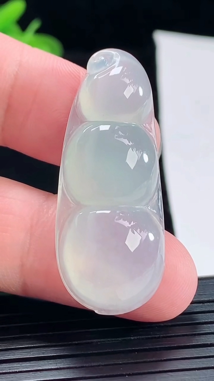 天然A货翡翠福豆吊坠，尺寸42-17-7重量:7.96g
5月5日